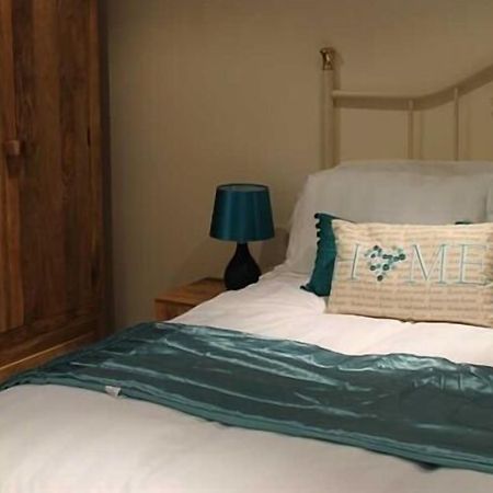 Hotel We Three Loggerheads Gwernymynydd Exterior foto