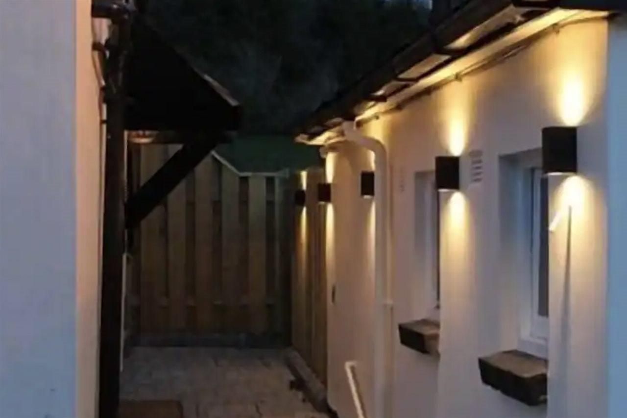 Hotel We Three Loggerheads Gwernymynydd Exterior foto